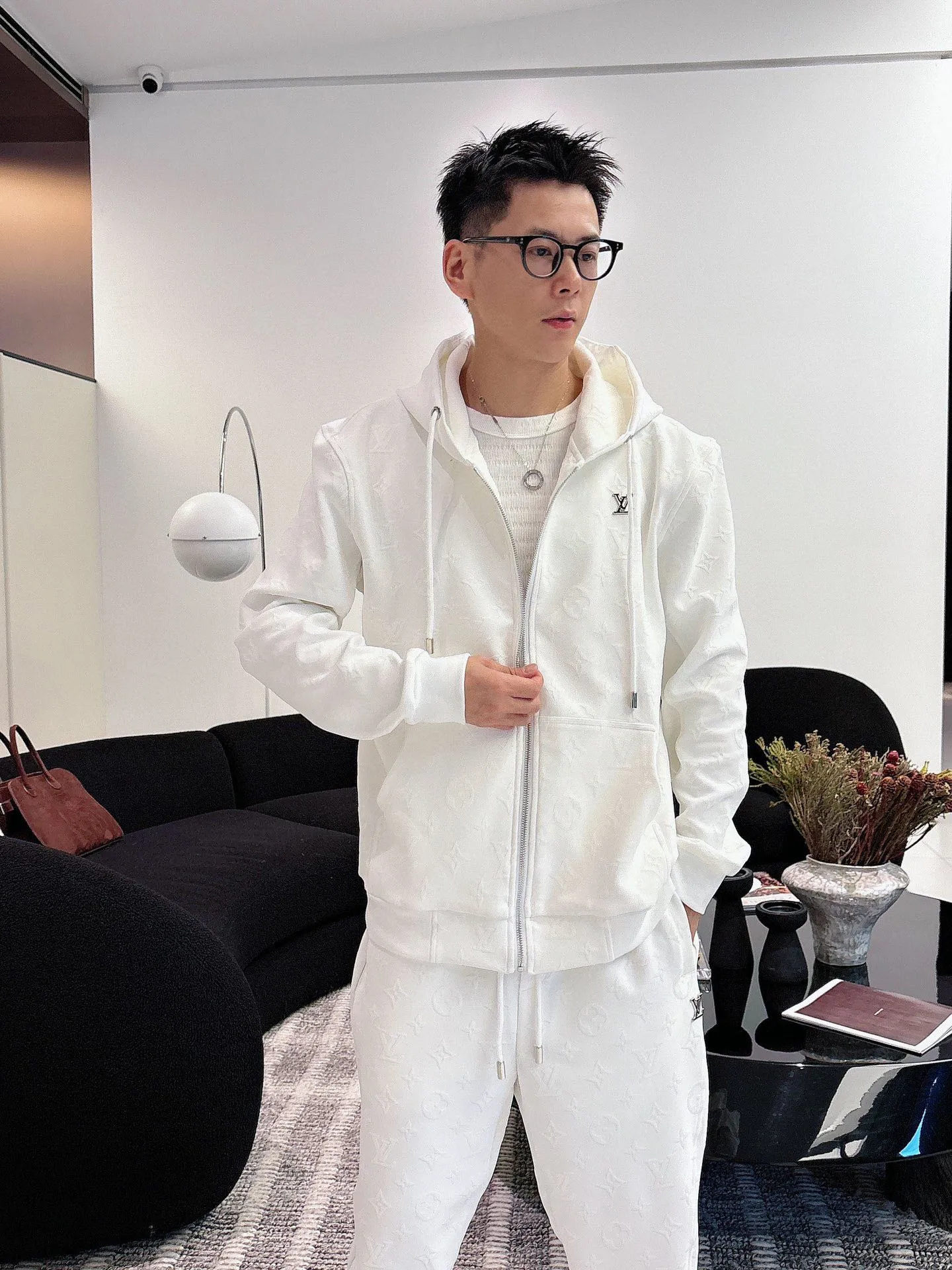 🅿️720 [LV Louis Vuitton] hot-selling suit is coming. Focus on the original version of the official website. 2025 new hot-selling cardigan and sweatshirt suit. The original order is the best. 🇭🇰The meticulous work of top designers. It has a fitting and perfect upper body effect. All-natural high-quality Tencel Roman cotton 100%, close-fitting comfort, noble and elegant! Original hardware embodies elegance and nobility! Counter size: M-3XL (maximum wear up to 190 pounds)
